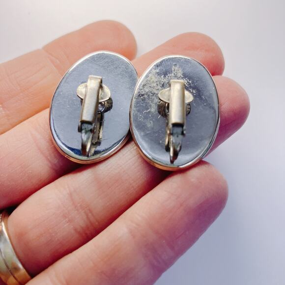 VTG Cut Out Filigree Clip-On Earrings Gold Tone Egyptian Revival Floral 50s-60s - Picture 6 of 8